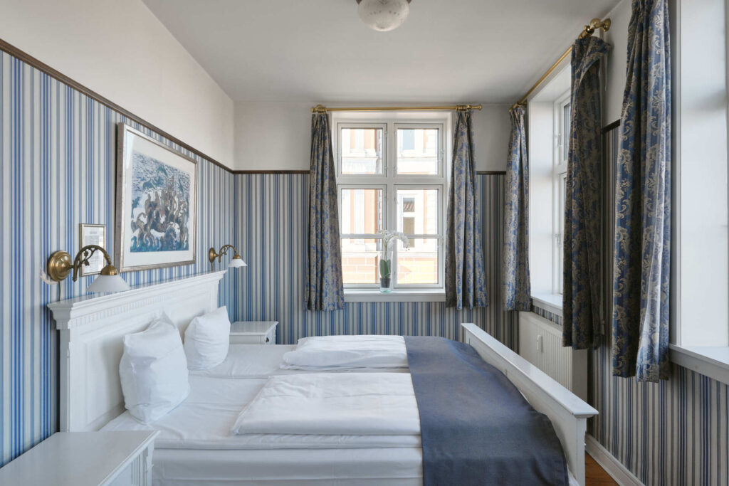 hotelværelse i blåt tema